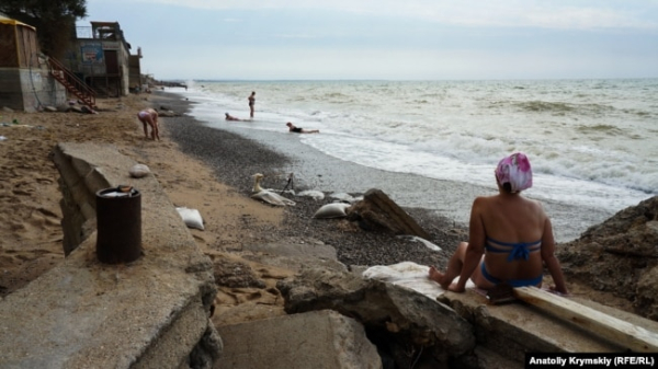 На пляжі в Миколаївці. Крим, 2019 рік