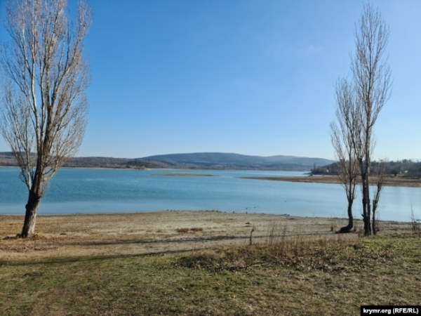 Фото оголеного острова на Сімферопольському водосховищі