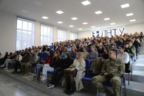 У Луцьку військовий «Азову» розповів про феномен українського добровольця1