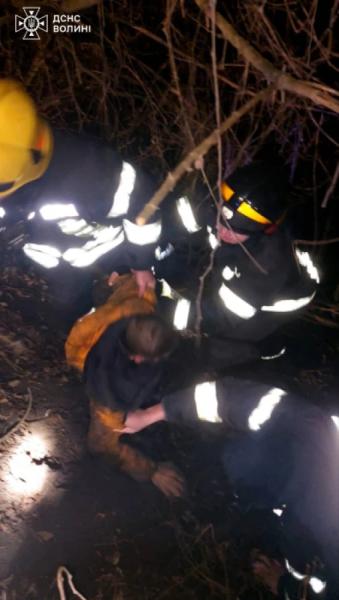 У Луцьку врятували чоловіків, які застрягли у болоті1