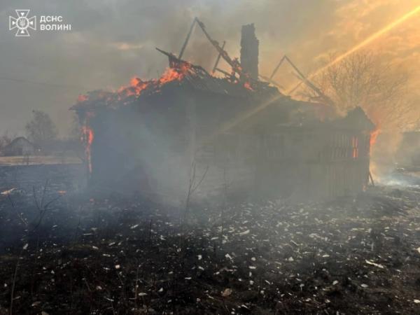 У селі Майдан вогонь від посуші перекинувся на літню кухню4