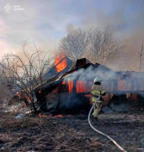 У селі Майдан вогонь від посуші перекинувся на літню кухню1