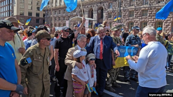 Кримчани на Марші захисників України, 24 серпня 2019 року. Рустем Аблятіфов (другий ліворуч) – у формі кольору хакі, з нашивкою з позивним «Ногай» та у темних окулярах