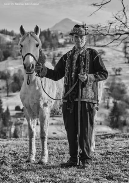 Відомий закарпатський фотограф зробив неймовірні світлини жителів села Стебний на Рахівщині