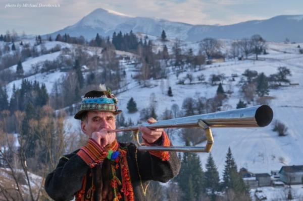 Відомий закарпатський фотограф зробив неймовірні світлини жителів села Стебний на Рахівщині