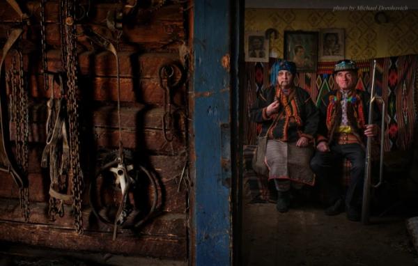 Відомий закарпатський фотограф зробив неймовірні світлини жителів села Стебний на Рахівщині