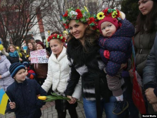 Наталя Лютікова під час мирного протесту в Сімферополі. Березень 2014