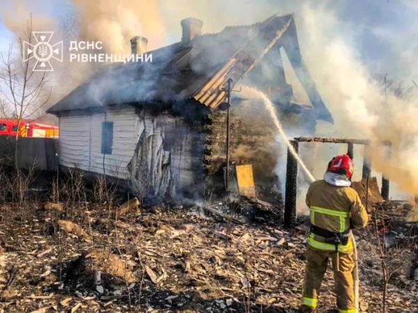 Згоріли п'ять будівель і десятки гектарів екосистеми: у Вараському районі зафіксували вже понад 60 пожеж сухостою4