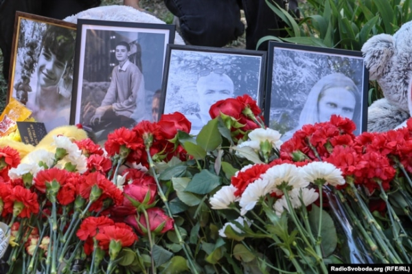 Імпровізований меморіал в пам’ять про жертв на місці російського ракетного удару в ніч на 24 квітня. Київ, 25 квітня 2025 року