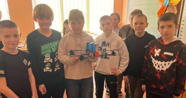 Учні Поворськогоо ліцею передали захисникам дрон