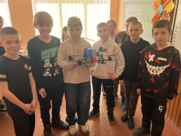 Учні Поворського ліцею передали захисникам дрон1