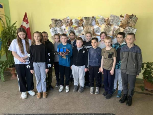 Учні Поворського ліцею передали захисникам дрон3