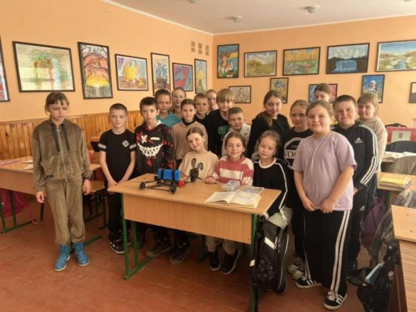 Учні Поворського ліцею передали захисникам дрон2