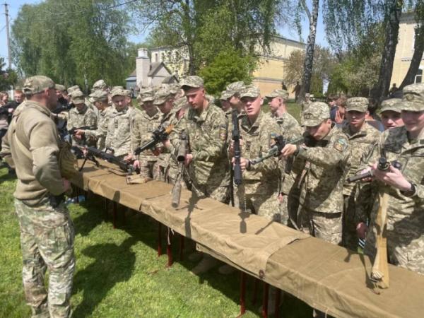 В Острозькому військовому ліцеї провели День військово-патріотичного виховання для школярів Рівненського району9