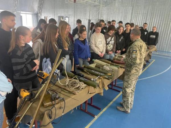 В Острозькому військовому ліцеї провели День військово-патріотичного виховання для школярів Рівненського району11