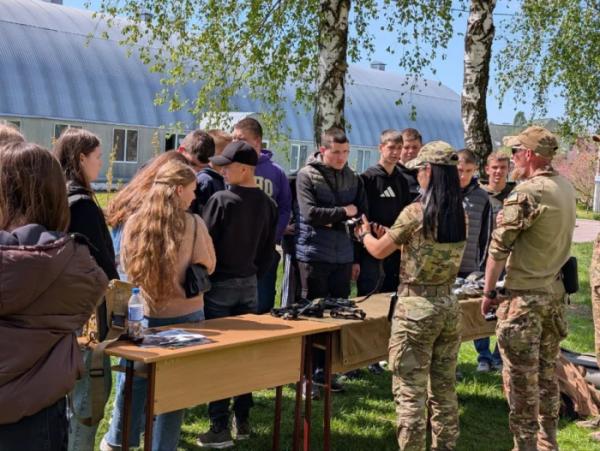 В Острозькому військовому ліцеї провели День військово-патріотичного виховання для школярів Рівненського району14