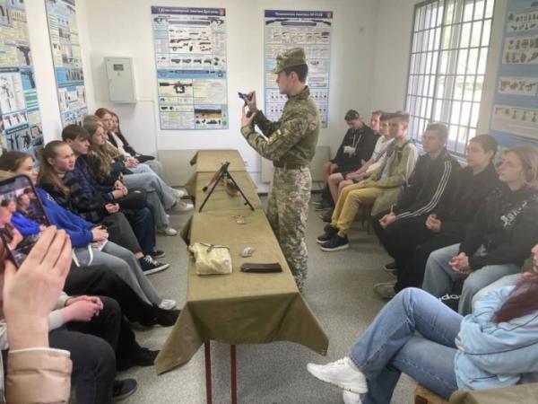 В Острозькому військовому ліцеї провели День військово-патріотичного виховання для школярів Рівненського району7