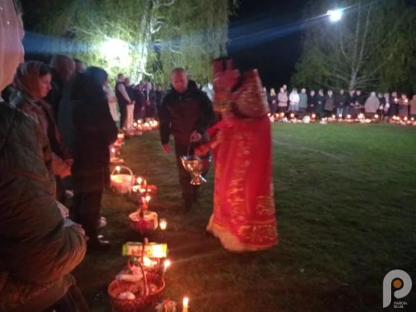 З вірою і молитвою: як у Зарічному у Великодню ніч освячували паски10