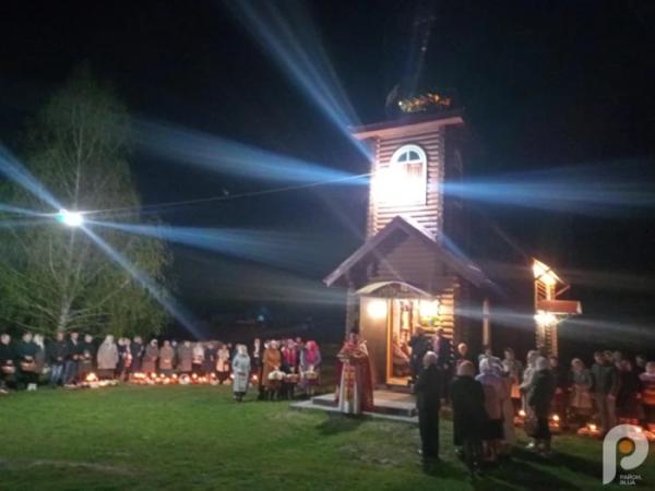 З вірою і молитвою: як у Зарічному у Великодню ніч освячували паски6