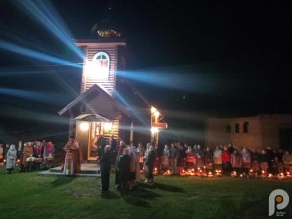 З вірою і молитвою: як у Зарічному у Великодню ніч освячували паски3