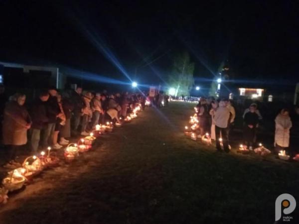 З вірою і молитвою: як у Зарічному у Великодню ніч освячували паски13