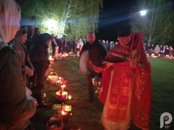 З вірою і молитвою: як у Зарічному у Великодню ніч освячували паски14