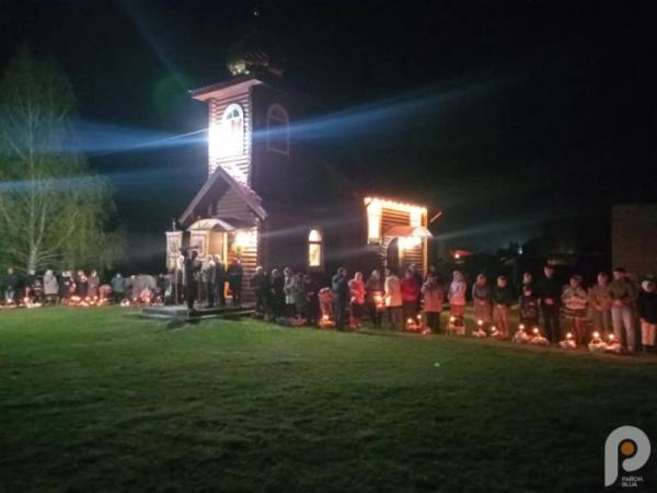 З вірою і молитвою: як у Зарічному у Великодню ніч освячували паски9