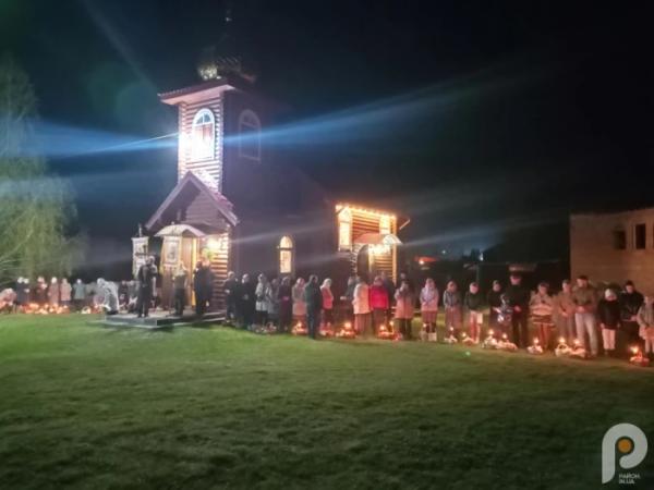 З вірою і молитвою: як у Зарічному у Великодню ніч освячували паски8