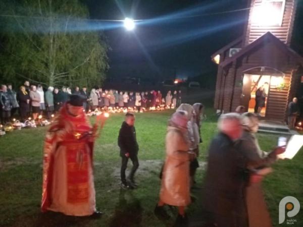 З вірою і молитвою: як у Зарічному у Великодню ніч освячували паски12