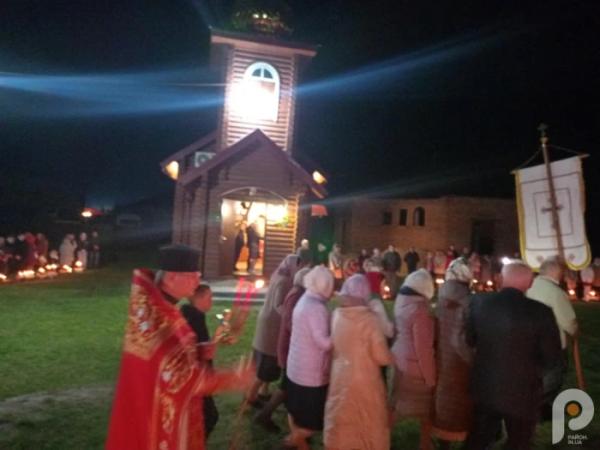 З вірою і молитвою: як у Зарічному у Великодню ніч освячували паски1