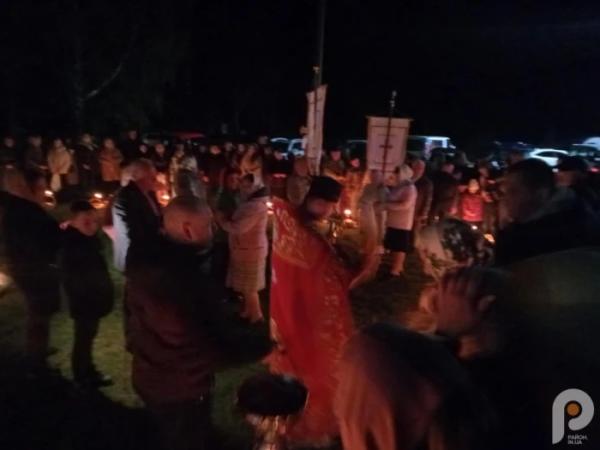 З вірою і молитвою: як у Зарічному у Великодню ніч освячували паски5