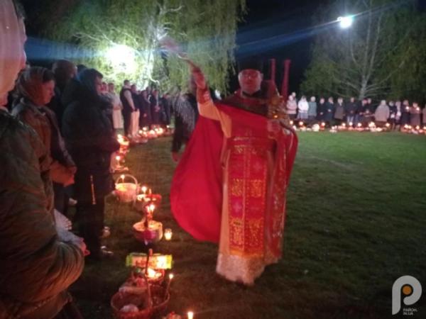 З вірою і молитвою: як у Зарічному у Великодню ніч освячували паски4
