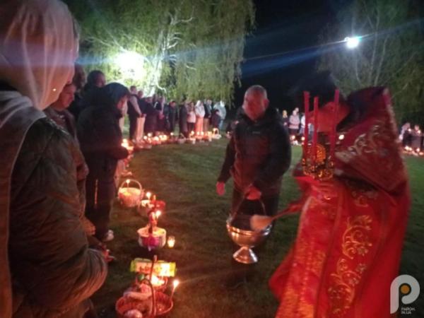 З вірою і молитвою: як у Зарічному у Великодню ніч освячували паски2