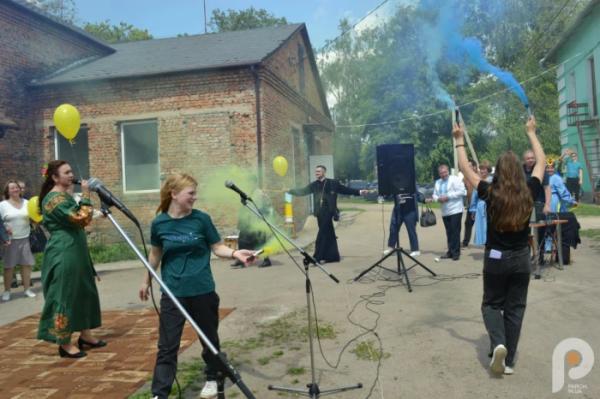 60 тисяч гривень для ЗСУ: учні Спецшколи у Великих Межирічах провели родинне свято та благодійний ярмарок81