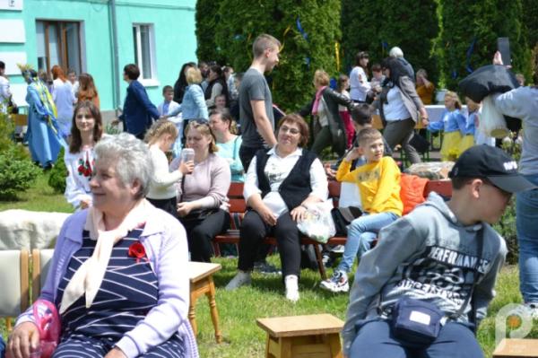 60 тисяч гривень для ЗСУ: учні Спецшколи у Великих Межирічах провели родинне свято та благодійний ярмарок61