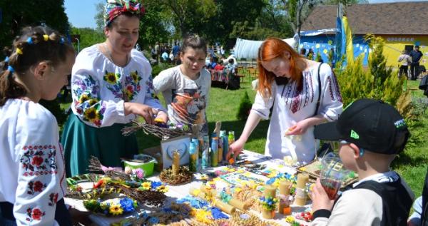 Учні Спецшколи у Великих Межирічах провели родинне свято та благодійний ярмарок Учні Спецшколи у Великих Межирічах провели родинне свято та благодійний ярмарок