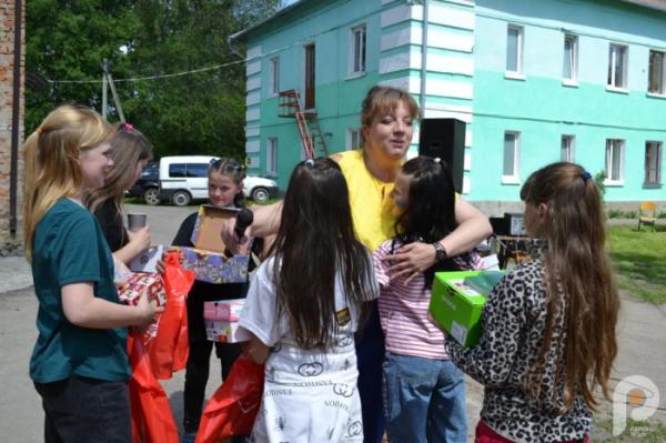 60 тисяч гривень для ЗСУ: учні Спецшколи у Великих Межирічах провели родинне свято та благодійний ярмарок54