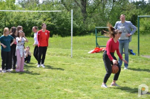 60 тисяч гривень для ЗСУ: учні Спецшколи у Великих Межирічах провели родинне свято та благодійний ярмарок80