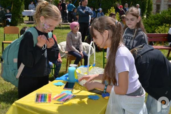 60 тисяч гривень для ЗСУ: учні Спецшколи у Великих Межирічах провели родинне свято та благодійний ярмарок21