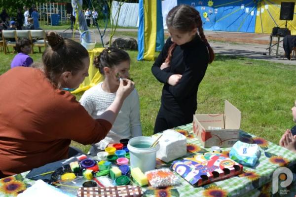 60 тисяч гривень для ЗСУ: учні Спецшколи у Великих Межирічах провели родинне свято та благодійний ярмарок87