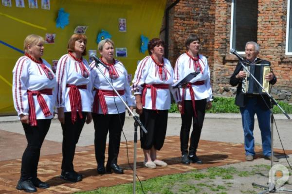 60 тисяч гривень для ЗСУ: учні Спецшколи у Великих Межирічах провели родинне свято та благодійний ярмарок7