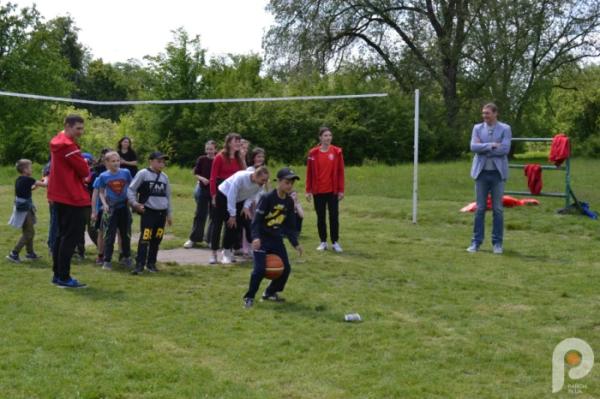 60 тисяч гривень для ЗСУ: учні Спецшколи у Великих Межирічах провели родинне свято та благодійний ярмарок3