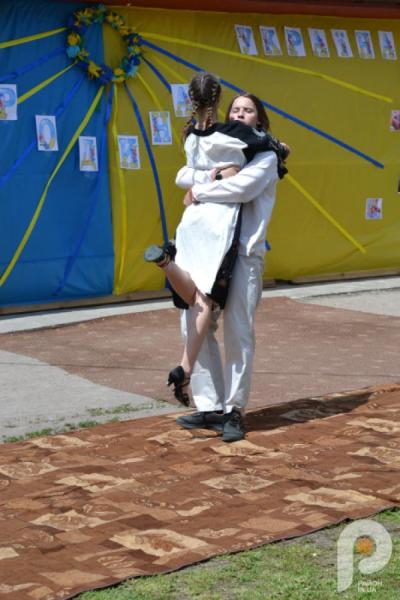 60 тисяч гривень для ЗСУ: учні Спецшколи у Великих Межирічах провели родинне свято та благодійний ярмарок84