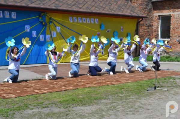 60 тисяч гривень для ЗСУ: учні Спецшколи у Великих Межирічах провели родинне свято та благодійний ярмарок86