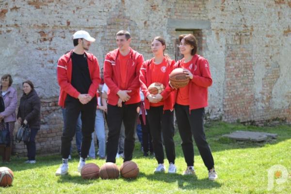 60 тисяч гривень для ЗСУ: учні Спецшколи у Великих Межирічах провели родинне свято та благодійний ярмарок31