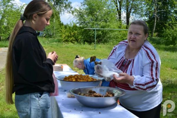 60 тисяч гривень для ЗСУ: учні Спецшколи у Великих Межирічах провели родинне свято та благодійний ярмарок85