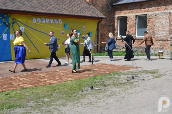 60 тисяч гривень для ЗСУ: учні Спецшколи у Великих Межирічах провели родинне свято та благодійний ярмарок34