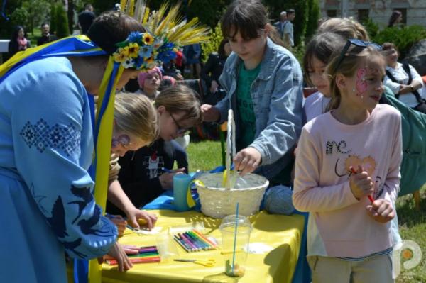 60 тисяч гривень для ЗСУ: учні Спецшколи у Великих Межирічах провели родинне свято та благодійний ярмарок30