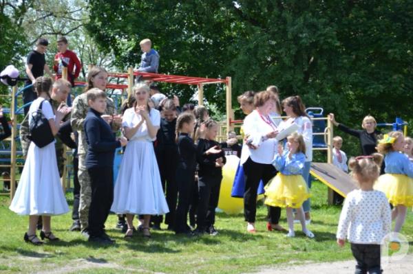 60 тисяч гривень для ЗСУ: учні Спецшколи у Великих Межирічах провели родинне свято та благодійний ярмарок36