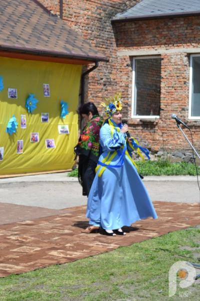 60 тисяч гривень для ЗСУ: учні Спецшколи у Великих Межирічах провели родинне свято та благодійний ярмарок46